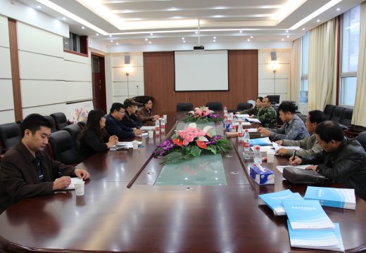 檢查組聽(tīng)取支德銀校長(zhǎng)的校園安全工作匯報(bào)