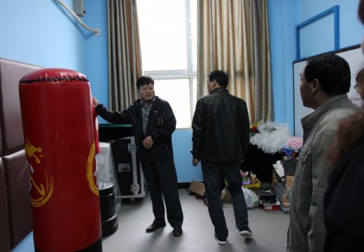 檢查組查看學(xué)校心理咨詢宣泄室