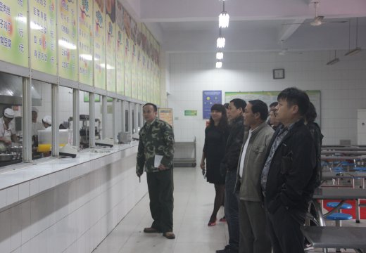 檢查組巡查學(xué)校食堂安全衛(wèi)生情況