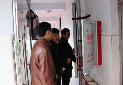 檢查組查看學(xué)校消防設(shè)備