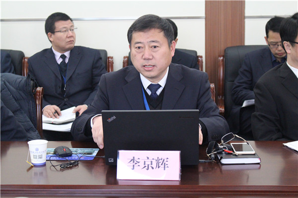 李京輝校長與座談會(huì)上作報(bào)告.JPG