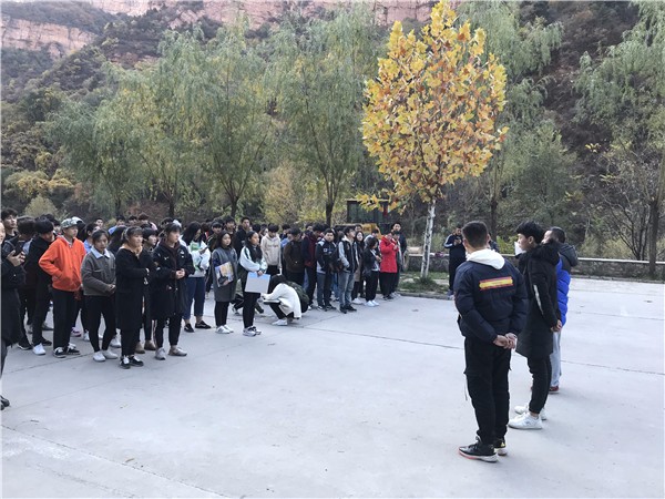 藝術(shù)設(shè)計(jì)系王晟旻主任表彰拾金不昧的同學(xué).jpg