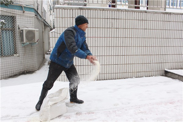 總務(wù)處老師灑融雪劑.jpg