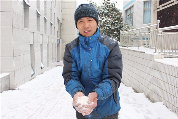 總務(wù)處老師趁上課時(shí)間灑融雪劑.jpg
