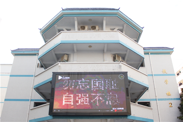 2播放紀(jì)念視頻 激發(fā)愛國熱情.JPG