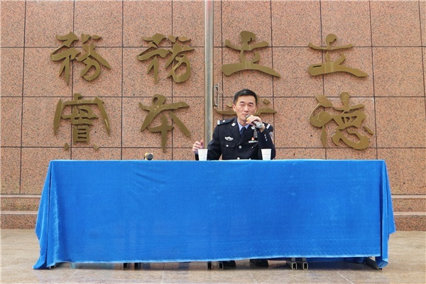 1 齊禮閆戒毒所所長張廣鎮(zhèn)做禁毒宣傳法制報(bào)告會.JPG