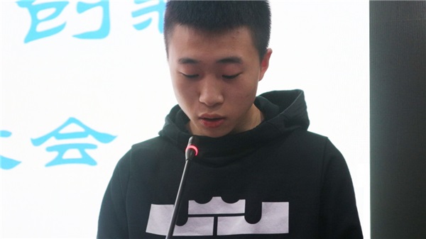 4學(xué)生會主席張馳做學(xué)生會工作總結(jié).jpg