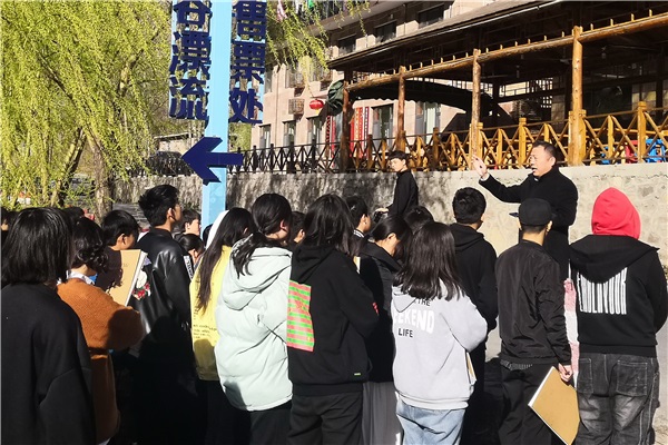 李京輝校長(zhǎng)鼓勵(lì)學(xué)生們?cè)趯?xiě)生中提升個(gè)人水平.jpg