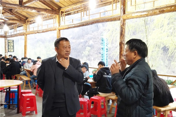 李京輝校長(zhǎng)與高勤華副校長(zhǎng)交流寫(xiě)生工作細(xì)節(jié).jpg