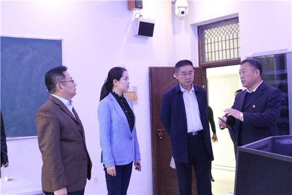 3 李京輝校長(zhǎng)向調(diào)研組介紹新大陸校企合作實(shí)訓(xùn)室.jpg.jpg