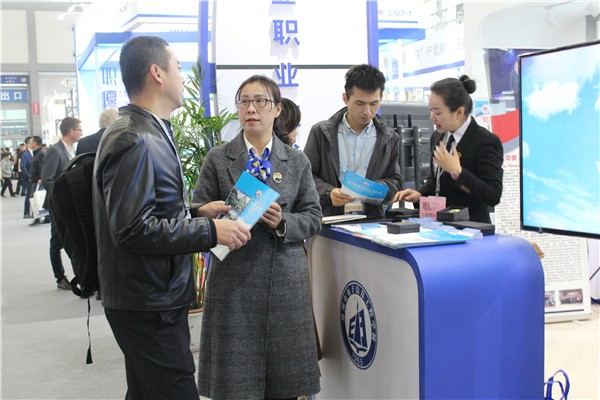 8參展人員在展臺(tái)前咨詢交流2.jpg