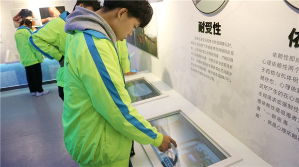 3學(xué)生認(rèn)真學(xué)習(xí)毒品的危害.jpg