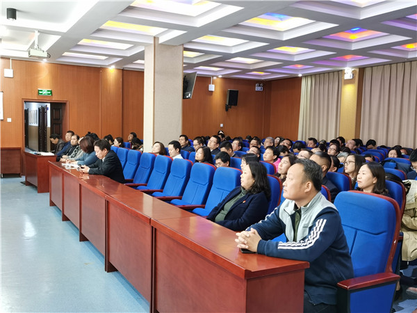 與會教師認真聆聽.jpg