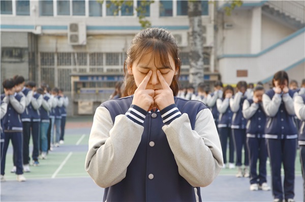 3認真做眼保健操.JPG