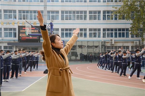 6政教處張麗君主任與學生一起完成陽光體育大課間活動.JPG