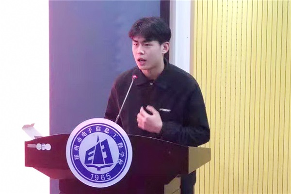 校園集市賽后點(diǎn)評(píng)會(huì) 學(xué)生發(fā)言.jpg