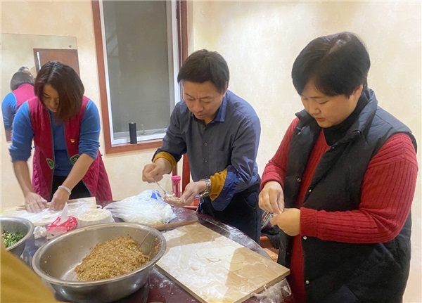 2領(lǐng)導(dǎo)們在家絕對(duì)也是做飯的好手.jpg