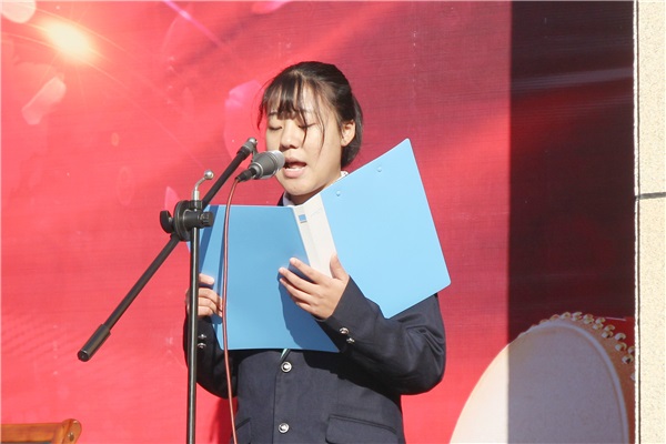 5獲獎學(xué)生代表鄒爽發(fā)言.JPG