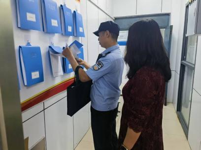 民警進(jìn)校園，檢查保安全