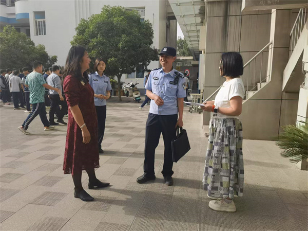 圖為郭文瑞警官與于蓉副校長(zhǎng)交談學(xué)校安全檢查情況.jpg