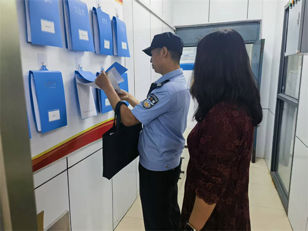 圖為郭文瑞警官檢查學(xué)校食堂安全.jpg